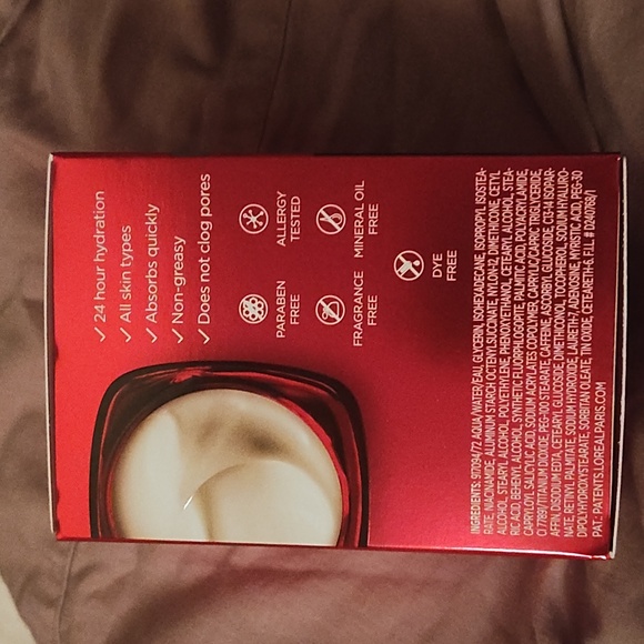 L'Oreal Revitalift Triple Power Anti-Aging Moisturizer - Red - Picture 4 of 4